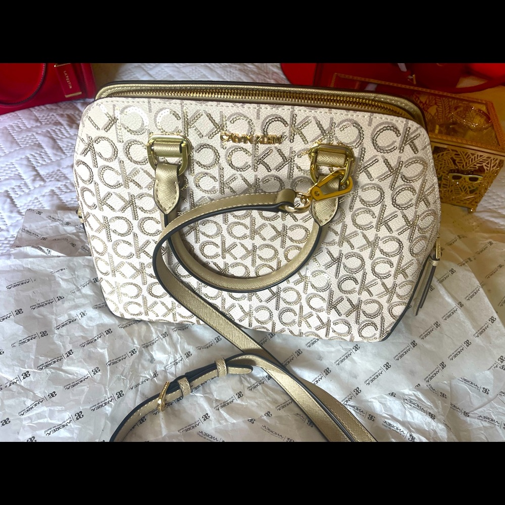 For sale gold and cream color,crossbody I use this only 3 times pet-smoke free